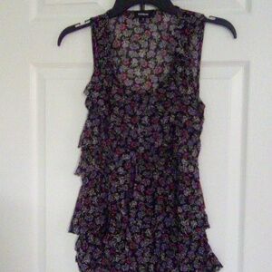 Women's Sleeveless Black Low scoop neckline tank top. Size: (M). Brand: EXPRESS